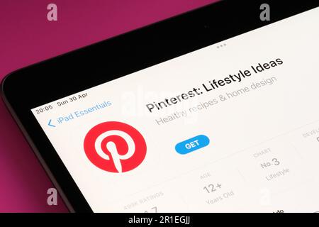 App Pinterest visualizzata in App Store sullo schermo dell'ipad. Messa a fuoco selettiva. Stafford, Regno Unito, 6 maggio 2023 Foto Stock