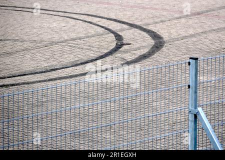 skidmark circolare per pneumatici per auto sul marciapiede Foto Stock