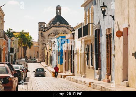 Edifici coloniali spagnoli dipinti in vari colori vivaci nel centro storico della città di Campeche, Messico Foto Stock