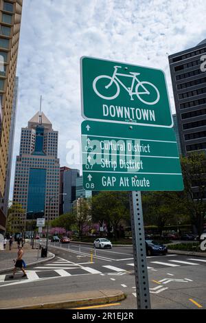 Un cartello verde mostra le indicazioni per la pista ciclabile nel centro di Pittsburgh, Pennsylvania. Foto Stock