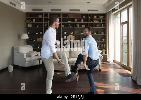 Due fratelli gemelli allegri e felici che si divertono a casa Foto Stock