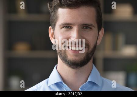Positivo attraente giovane uomo primo piano ritratto facciale Foto Stock