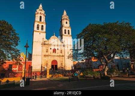 Il sole si trova sulla Catedral de Nuestra Señora de la Inmaculada Concepción in Plaza de la Independencia, Campeche, Messico Foto Stock