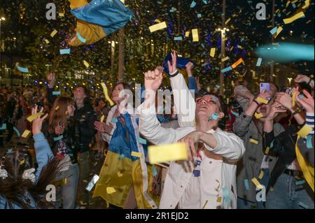 Centenary Square, Birmingham, 13th maggio 2023 - i tifosi ucraini hanno ballato con le bandiere nel centro di Birmingham mentre hanno visto il loro paese d'origine esibirsi in occasione dell'Eurovision Song Contest 2023. Credit: Katie Stewart/Alamy Live News Foto Stock