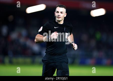 L'arbitro Tom Nield durante la partita di prima tappa della Sky Bet League due al Peninsula Stadium di Salford. Data immagine: Sabato 13 maggio 2023. Foto Stock