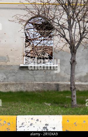 Distrutta e danneggiata la finestra dell'edificio a seguito della guerra. Le case furono distrutte e bruciate dall'artiglieria durante la guerra. Finestre rotte. Foto Stock