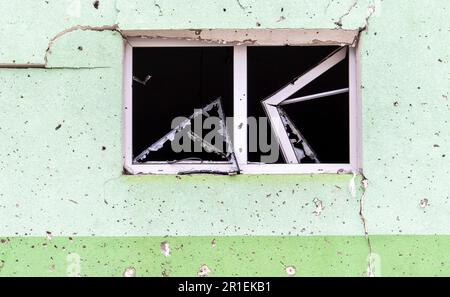 Distrutta e danneggiata la finestra dell'edificio a seguito della guerra. Le case furono distrutte e bruciate dall'artiglieria durante la guerra. Finestre rotte. Foto Stock