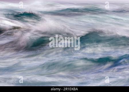 Azione silenziosa e sfocata delle onde lungo la costa del Pacifico a Kauai, Hawaii. Foto Stock