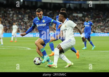 Madrid, Spagna. 13th maggio, 2023. Real Madrid´s Vinícius Júnior en acciòn durante el partido de Liga Jornada 34 disputado en el Nuevo Santiago Bernabeu, Madrid entre el Real Madrid y Getafe, el 13 de Mayo 2023. Credit: Edward F. Peters/Alamy Live News Foto Stock