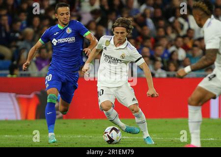 Madrid, Spagna. 13th maggio, 2023. Luka Modri del Real Madrid? En acciòn durante el partido de Liga Jornada 34 disputado en el Nuevo Santiago Bernabeu, Madrid entre el Real Madrid y Getafe, el 13 de Mayo 2023. Credit: Edward F. Peters/Alamy Live News Foto Stock