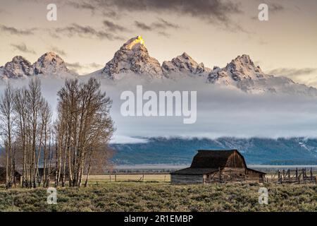 Il granaio John Molton nel quartiere storico di Mormon Row lungo Antelope Flats con le montagne Grand Teton dietro al Grand Teton National Park, Wyoming. Foto Stock