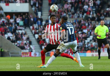 Sunderland's Amad Diallo scheggia la palla sul Pelly Ruddock Mpanzu di Luton Town durante il Campionato Sky Bet Gioca alla semifinale 1st tappa tra Sunderland e Luton Town allo Stadio della luce, Sunderland sabato 13th maggio 2023. (Foto: Michael driver | NOTIZIE MI) Credit: NOTIZIE MI & Sport /Alamy Live News Foto Stock