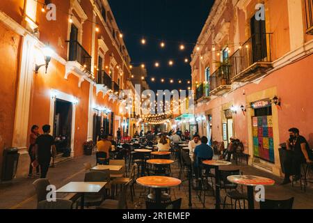Calle 59, una famosa strada pedonale ricca di bar e ristoranti nel centro storico di Campeche, Messico Foto Stock