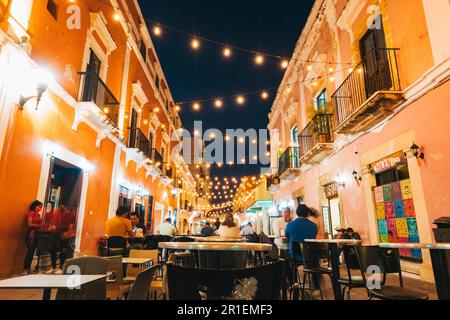 Calle 59, una famosa strada pedonale ricca di bar e ristoranti nel centro storico di Campeche, Messico Foto Stock