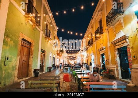 Calle 59, una famosa strada pedonale ricca di bar e ristoranti nel centro storico di Campeche, Messico Foto Stock