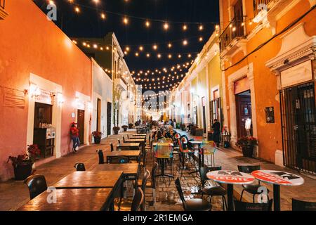Calle 59, una famosa strada pedonale ricca di bar e ristoranti nel centro storico di Campeche, Messico Foto Stock