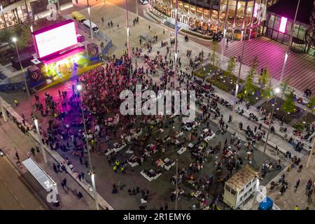 Centenary Square, Birmingham, 13 maggio 2023 - il grande schermo di Birmingham che ha suonato l'Eurovision Song Concert 2023 ai fan di molti paesi diversi. Credito: Interrompi stampa Media/Alamy Live News Foto Stock