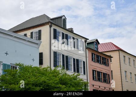 Edificio colorato dipinto di pastello nella storica citta' vecchia di Charleston, SC Foto Stock