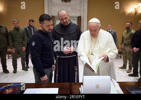 Roma, Italia. 13th maggio, 2023. Il presidente ucraino Volodymyr Zelenskyy, a sinistra, presenta il dipinto 'Loss, 2022-58' di Oleksiy Revika, a destra, a Papa Francesco, in visita in Vaticano, il 13 maggio 2023 a Roma. Il dipinto è stato realizzato utilizzando una piastra di giubbotto antiproiettile indossata da un soldato ucraino e dipinta con un'immagine della Madonna. Credit: Foto piscina/Ufficio stampa presidenziale ucraino/Alamy Live News Foto Stock