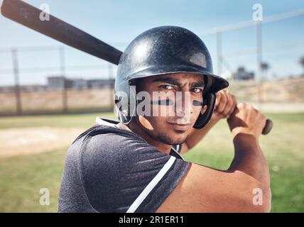 Non mi chiamano giocatore dell'anno per niente. un giovane che dondola la sua mazza ad una partita di baseball. Foto Stock