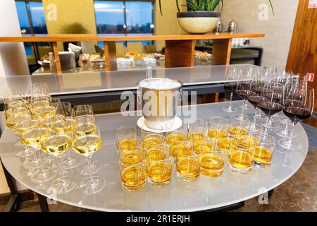 Bevande alcoliche al tavolo del buffet. Bicchieri con vino bianco e rosso, champagne e whisky sono sul tavolo per gli ospiti dell'evento, fuori catering Foto Stock