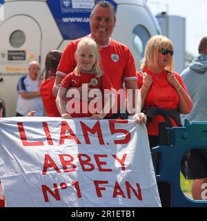 Bolton, Regno Unito. 13th maggio, 2023. Barnsley tifosi durante la Sky Bet League 1 Play-off match Bolton Wanderers vs Barnsley presso l'Università di Bolton Stadium, Bolton, Regno Unito, 13th maggio 2023 (Photo by Craig Anthony/News Images) a Bolton, Regno Unito il 5/13/2023. (Foto di Craig Anthony/News Images/Sipa USA) Credit: Sipa USA/Alamy Live News Foto Stock