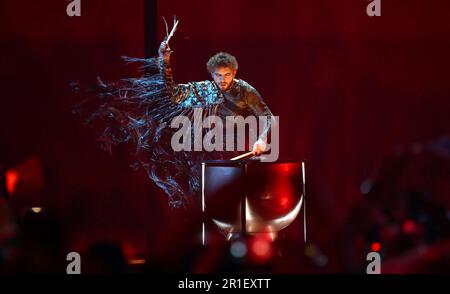 Liverpool, Regno Unito. 13th maggio, 2023. Pasha Parfeni, moldova, canta "Soarele ·i luna" alla finale del 67th° Eurovision Song Contest (ESC) alla M&S Bank Arena. Credit: Peter Kneffel/dpa/Alamy Live News Foto Stock