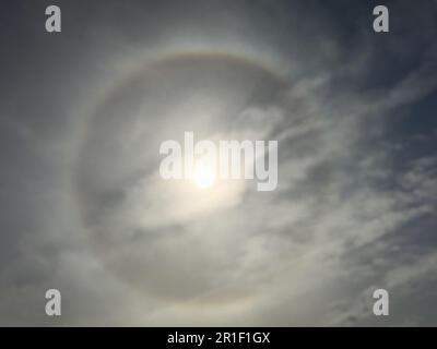 Alone solare che si verifica a causa di cristalli di ghiaccio in atmosfera. Fenomeno solare. Foto Stock