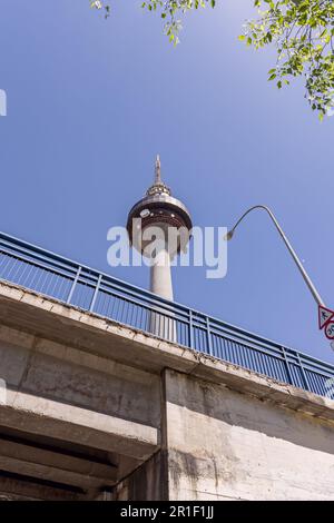 Vista sulla torre di telecomunicazioni di Madrid da un ponte a basso angolo Foto Stock