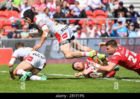 St Helens, Inghilterra - 13th maggio 2023 - Jonny Lomax di St Helens evade Matt Costello (24) dei Salford Red Devils per provare. Campionato di rugby Betfred Super League Round 12, St. Helens vs Salford Red Devils al Totally Wicked Stadium, St Helens, Regno Unito Foto Stock