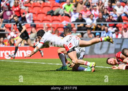 St Helens, Inghilterra - 13th maggio 2023 - Jonny Lomax di St Helens evade Matt Costello (24) dei Salford Red Devils per provare. Campionato di rugby Betfred Super League Round 12, St. Helens vs Salford Red Devils al Totally Wicked Stadium, St Helens, Regno Unito Foto Stock