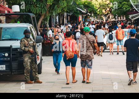 Un soldato messicano della Marina è di guardia a la Quinta Avenida, Playa del Carmen Foto Stock