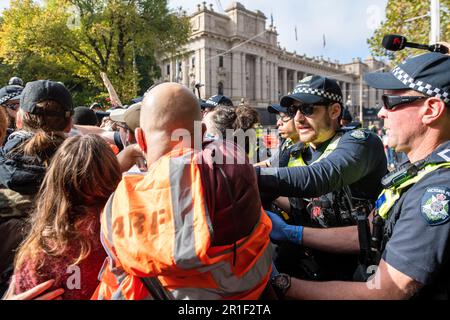 Melbourne, Australia, 13 maggio 2023. La polizia tiene indietro l'antifascista durante un acceso raduno politico contro l'immigrazione e il razzismo, mentre i gruppi neonazisti di estrema destra hanno tenuto una manifestazione presso il parlamento di Stato, che ha portato a scontri e scuffi il 13 maggio 2023 a Melbourne, Australia. Credit: Michael Currie/Speed Media/Alamy Live News Foto Stock