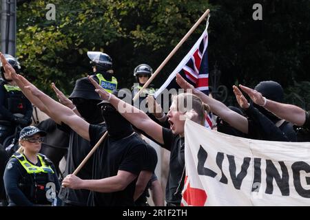 Melbourne, Australia, 13 maggio 2023. I neonazisti salutano durante un acceso raduno politico contro il razzismo, in quanto i gruppi neonazisti di estrema destra hanno tenuto una manifestazione al parlamento di Stato, che ha portato a scontri e scuffi il 13 maggio 2023 a Melbourne, Australia. Credit: Michael Currie/Speed Media/Alamy Live News Foto Stock