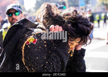 Melbourne, Australia, 13 maggio 2023. Una protesta antifascista pochi istanti dopo che è stata spruzzata in faccia con lo spray al pepe durante un raduno politico acceso contro il razzismo, in quanto i gruppi neonazisti di estrema destra hanno tenuto una manifestazione al parlamento di Stato, che ha portato a scontri e scuffi il 13 maggio 2023 a Melbourne, Australia. Credit: Michael Currie/Speed Media/Alamy Live News Foto Stock