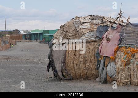 Ramshackle capanna patched con vestiti e lenzuola abbandonate in un villaggio a Loiyangalani, Kenya settentrionale Foto Stock