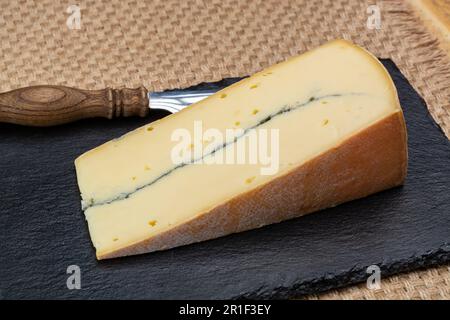 Collezione di formaggi, francese Morbier semi-morbido formaggio di vacca con stampo nero strato primo piano Foto Stock