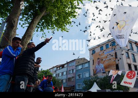 Istanbul, Turchia. 13th maggio, 2023. Le persone viste alle elezioni presidenziali di Recep Tayyip Erdogan si sono radunate a Kizilay Meydani. Credit: SOPA Images Limited/Alamy Live News Foto Stock