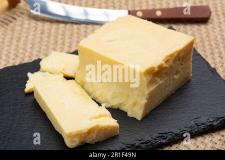 Collezione di formaggi inglesi, primo piano di formaggio cheddar affumicato stagionato inglese Foto Stock