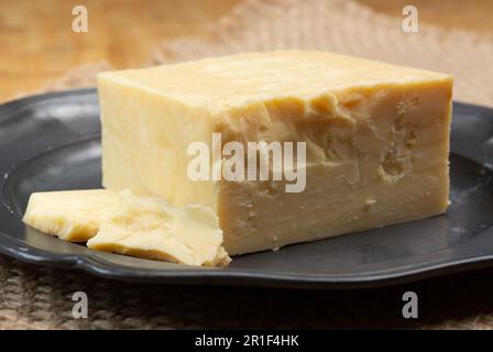 Collezione di formaggi inglesi, primo piano di formaggio cheddar affumicato stagionato inglese Foto Stock