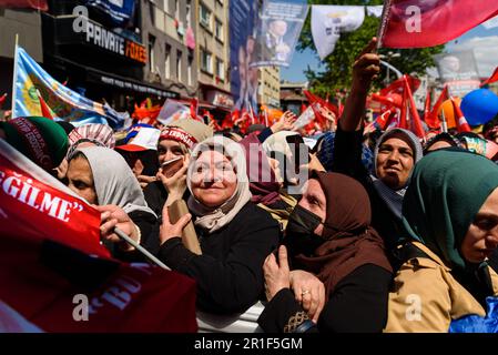 Istanbul, Turchia. 13th maggio, 2023. I sostenitori partecipano al rally delle elezioni presidenziali di Recep Tayyip Erdogan a Kizilay Meydani. (Foto di Davide Bonaldo/SOPA Images/Sipa USA) Credit: Sipa USA/Alamy Live News Foto Stock