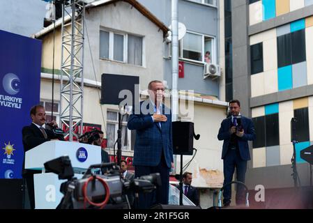 Istanbul, Turchia. 13th maggio, 2023. Il presidente turco in carica Recep Tayyip Erdogan ha visto sul palco un raduno delle elezioni presidenziali a Kizilay Meydani. (Foto di Davide Bonaldo/SOPA Images/Sipa USA) Credit: Sipa USA/Alamy Live News Foto Stock