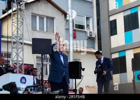 Istanbul, Turchia. 13th maggio, 2023. Il presidente turco in carica Recep Tayyip Erdogan ha visto sul palco un raduno delle elezioni presidenziali a Kizilay Meydani. (Foto di Davide Bonaldo/SOPA Images/Sipa USA) Credit: Sipa USA/Alamy Live News Foto Stock