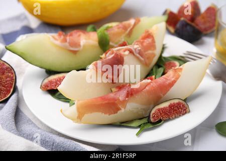 Gustosi meloni, jamon e fichi serviti su piatto, primo piano Foto Stock