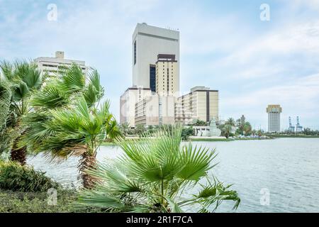 Il centro di Jeddah e il parco del lago Ar Arbaeen, Arabia Saudita Foto Stock