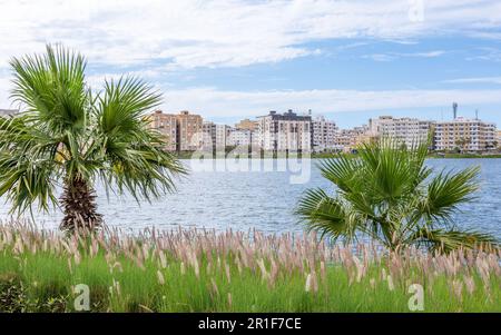 Il centro di Jeddah e il parco del lago Ar Arbaeen, Arabia Saudita Foto Stock