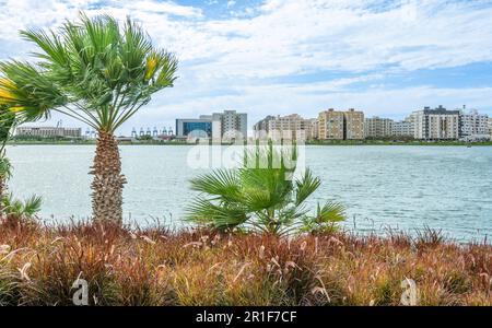 Il centro di Jeddah e il parco del lago Ar Arbaeen, Arabia Saudita Foto Stock