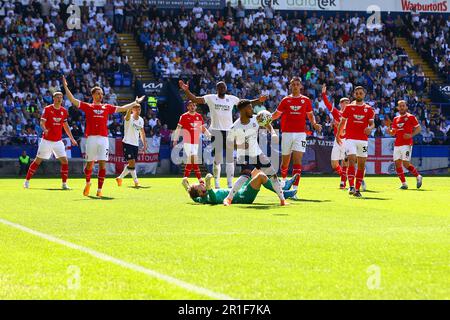 Università di Bolton Stadium, Bolton, Inghilterra - 13th maggio 2023 Elias Kachunga (24) di Bolton Wanderers fouls Harvey Isted Goalkeeper di Barnsley - durante il gioco Bolton Wanderers v Barnsley, Sky Bet League One, 2022/23, Università di Bolton Stadium, Bolton, Inghilterra - 13th maggio 2023 Credit: Arthur Haigh/Whiteamy Live Photos/Alamy Foto Stock