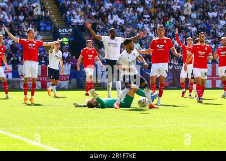 Università di Bolton Stadium, Bolton, Inghilterra - 13th maggio 2023 Elias Kachunga (24) di Bolton Wanderers fouls Harvey Isted Goalkeeper di Barnsley - durante il gioco Bolton Wanderers v Barnsley, Sky Bet League One, 2022/23, Università di Bolton Stadium, Bolton, Inghilterra - 13th maggio 2023 Credit: Arthur Haigh/Whiteamy Live Photos/Alamy Foto Stock