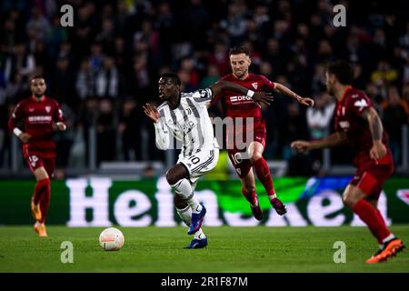 Torino, Italia. 11 maggio 2023. Paul Pogga della Juventus FC compete per la palla con Ivan Rakitic del Sevilla FC durante la partita di calcio di prima tappa della UEFA Europa League tra Juventus FC e Sevilla FC. Credit: Nicolò campo/Alamy Live News Foto Stock